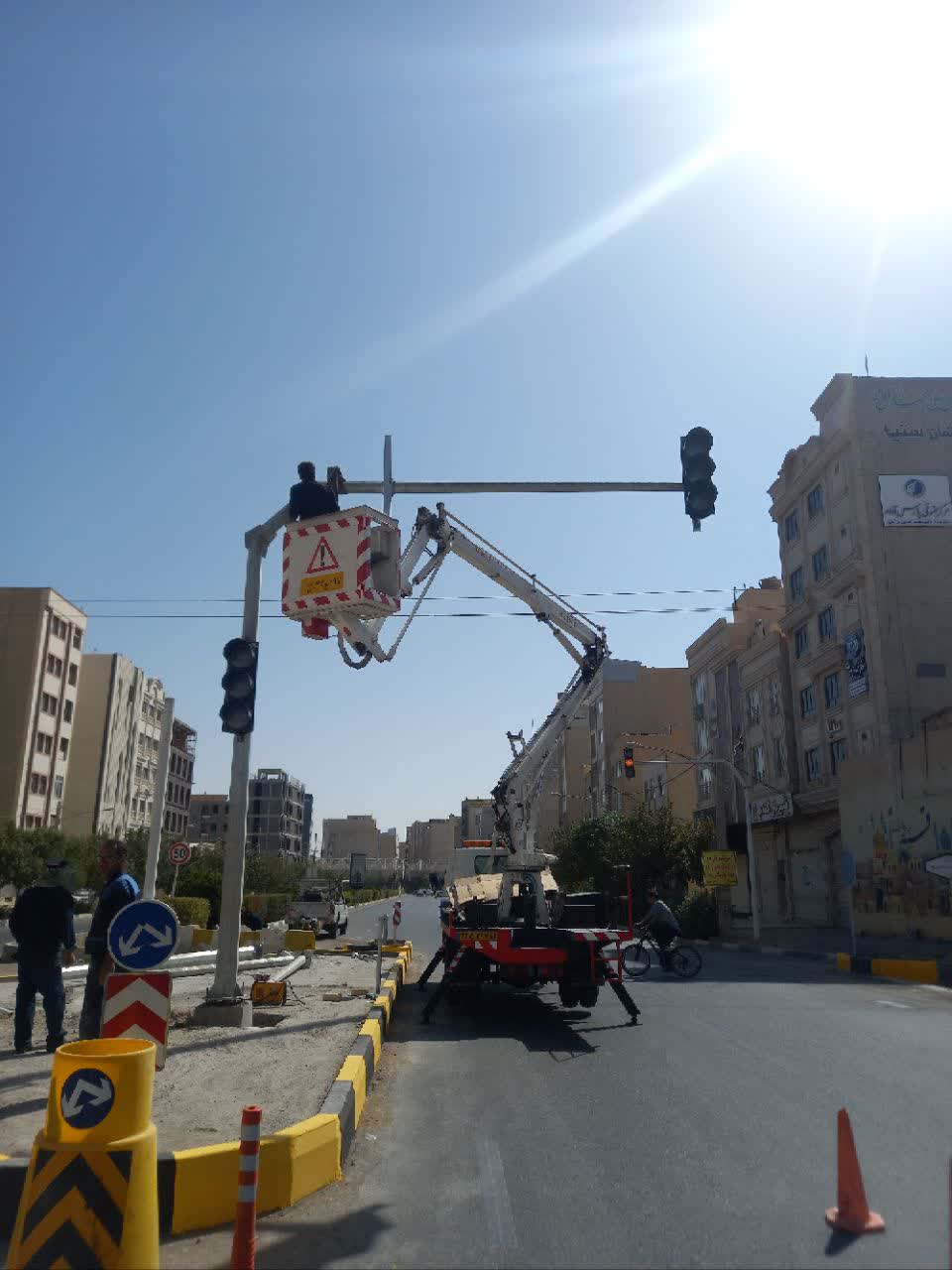 نصب چراغ در تقاطع جدیدالاحداث فردوسی و شاه‌آبادی 
